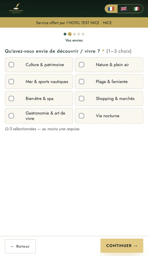 Le questionnaire sur un téléphone, à l’étape « Vos envies » : vous choisissez d’un à trois thèmes parmi huit, de Culture et patrimoine à Vie nocturne. Un bandeau doré nomme l’hôtel qui vous offre le service.